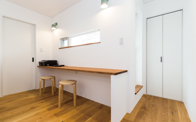 漆喰の白壁が映える家の画像