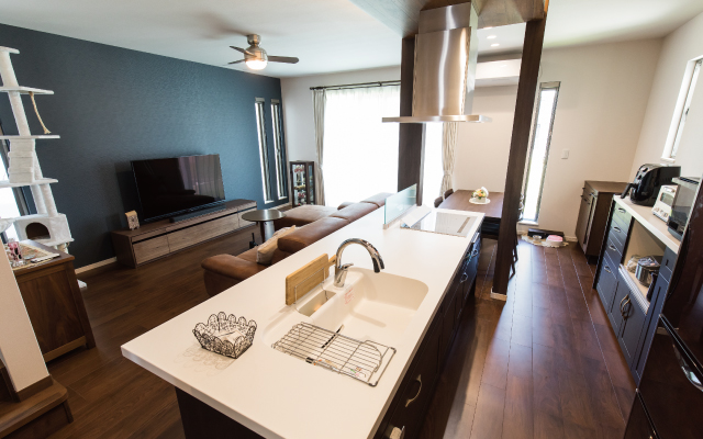 ぐるっと回れるキッチン中心の家の画像