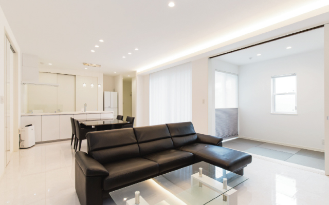 モノトーンのモダンな平屋の家の画像