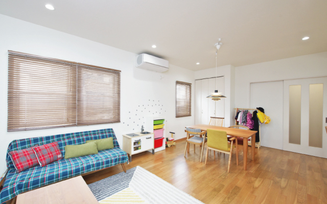 個性的な壁紙でオシャレな家の画像