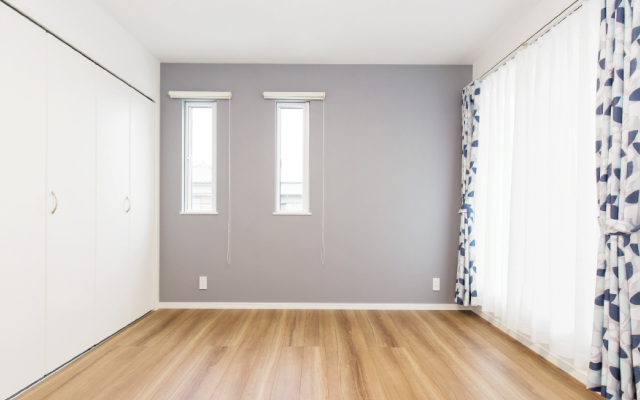 天窓から優しい光が降り注ぐ家の画像