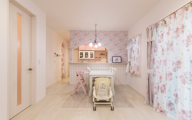 ピンクをあしらったかわいらしい家の画像