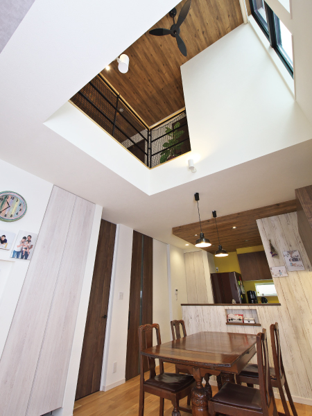 高さと広がりを満喫する家 の画像10