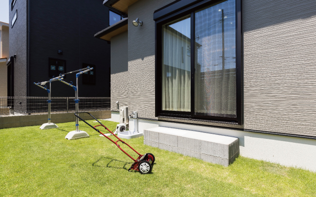 和モダンな中庭がある家の画像