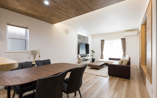 和モダンな中庭がある家の画像