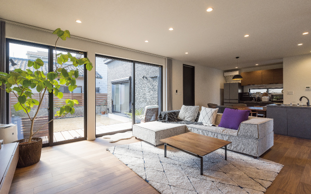 オシャレなスリット階段のある家の画像