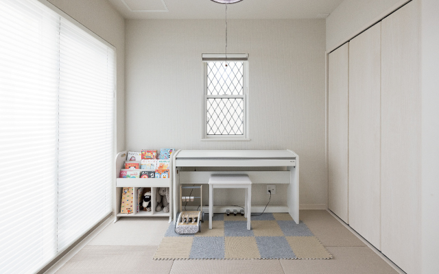 吹抜けのある大人かっこいい家の画像