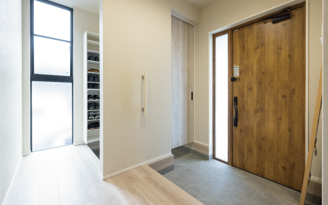 家族の距離が近い平屋の家の画像