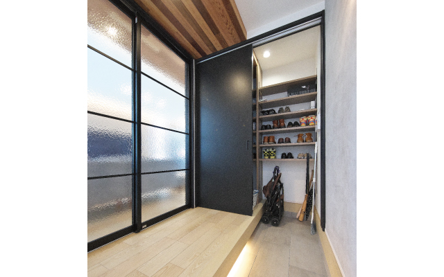 木のぬくもりを感じるモダンな空間の画像