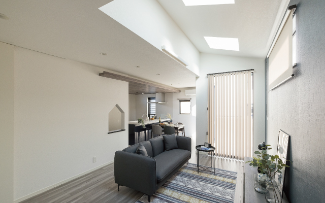 光降り注ぐ天窓のある家の画像