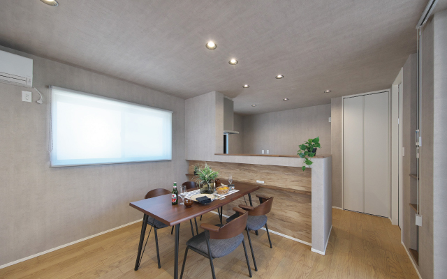 広々テラスでお家アウトドアを楽しむ家の画像