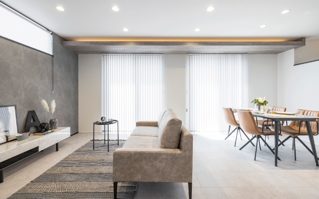 広々としたモダンリビングの家の画像