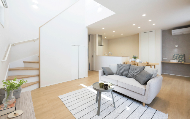 開放的な吹抜けリビングの家の画像