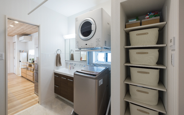 ウォークスルークローゼットのある家の画像