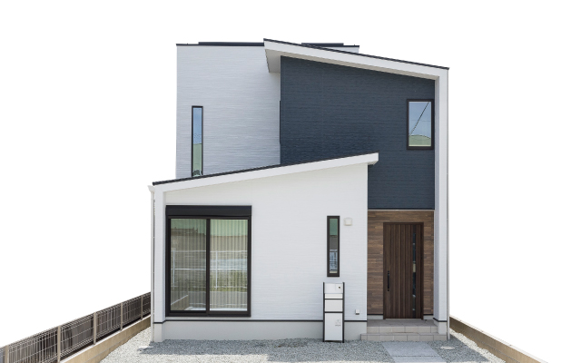 光降り注ぐ吹抜けのある家の画像