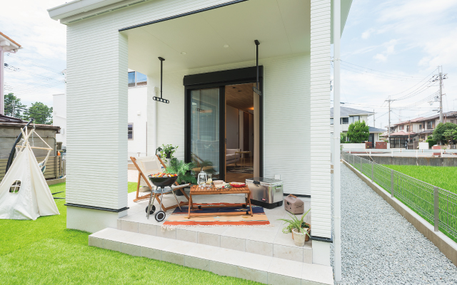 広々とした庭を楽しむ家の画像