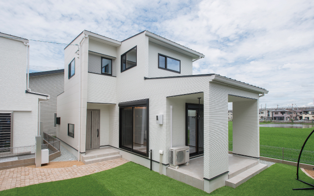 広々とした庭を楽しむ家の画像