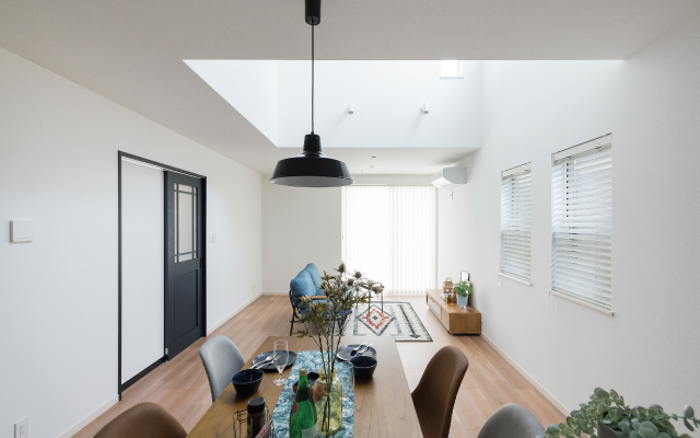 光降り注ぐ吹抜けのある家の画像