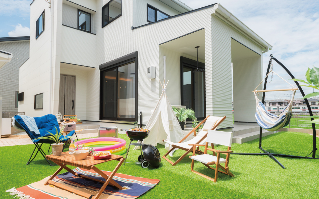 広々とした庭を楽しむ家の画像