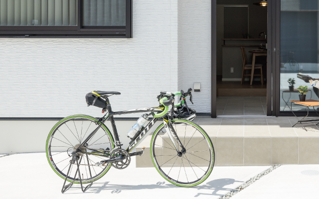 土間リビングで楽しく暮らす家の画像