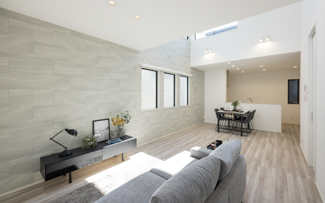 開放的な吹き抜けリビングの家の画像