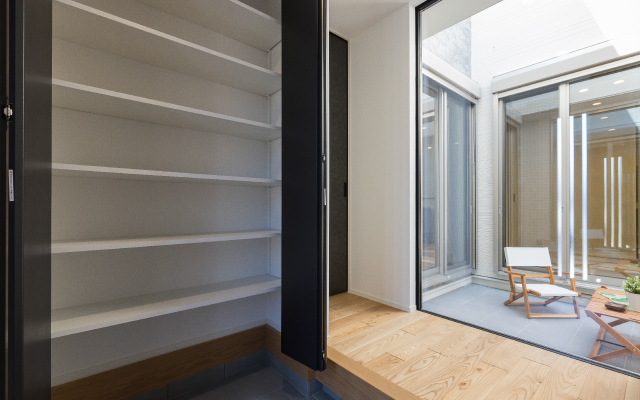 テラスを囲む開放的な4LDKのお家の画像