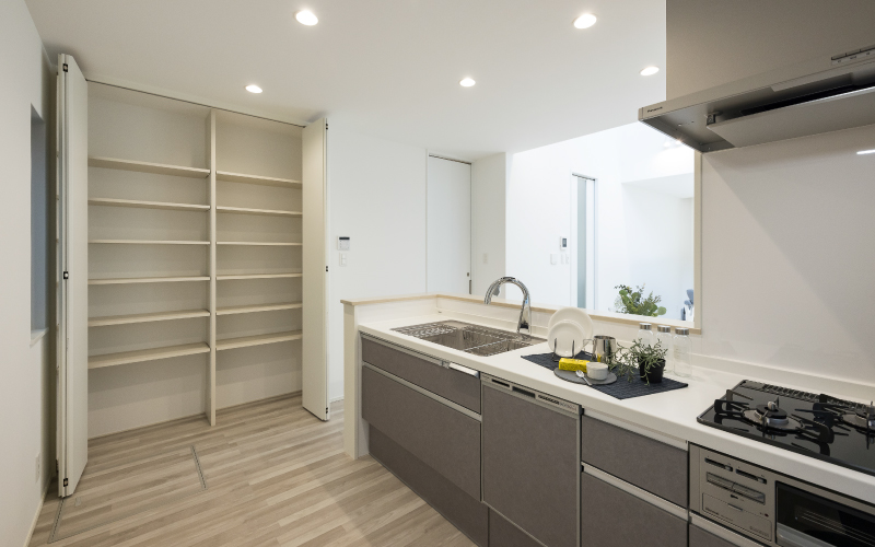 開放的な吹き抜けリビングの家 の画像4