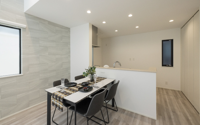 開放的な吹き抜けリビングの家の画像