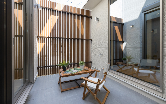 テラスを囲む開放的な4LDKのお家の画像