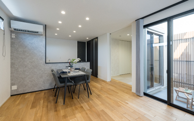 テラスを囲む開放的な4LDKのお家の画像