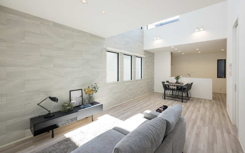 開放的な吹き抜けリビングの家 の画像1