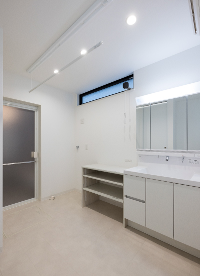 開放的な吹き抜けリビングの家 の画像5