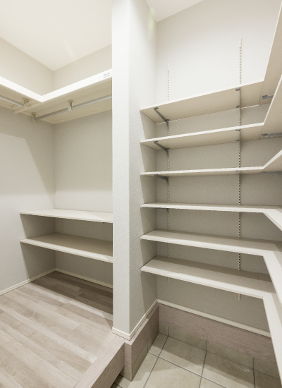 開放的な吹き抜けリビングの家 の画像6