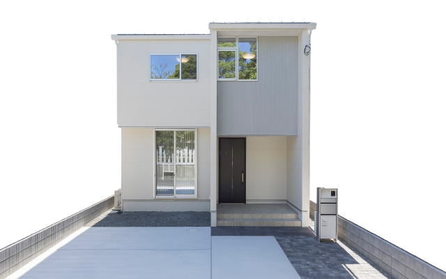 開放的な吹き抜けリビングの家の画像