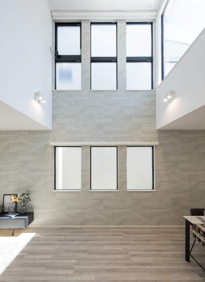 開放的な吹き抜けリビングの家 の画像11