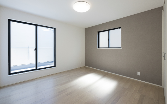 開放的な吹き抜けリビングの家の画像