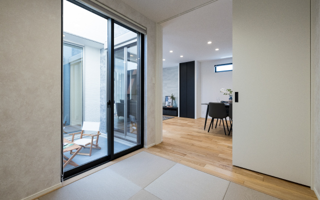 テラスを囲む開放的な4LDKのお家の画像