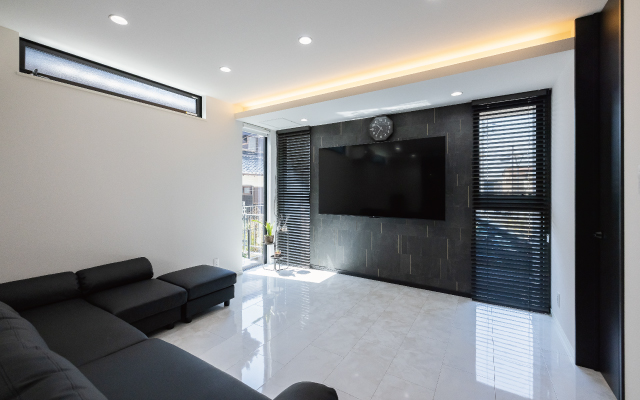 広々バルコニーでくつろぎのある暮らしの画像