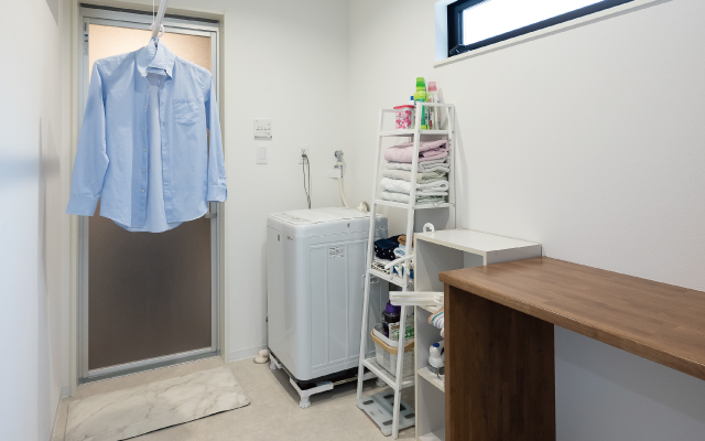 広々バルコニーでくつろぎのある暮らしの画像