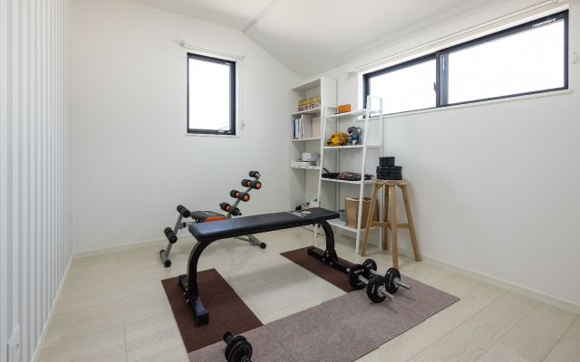 広々バルコニーでくつろぎのある暮らしの画像