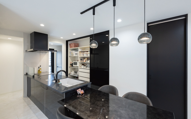 広々バルコニーでくつろぎのある暮らしの画像