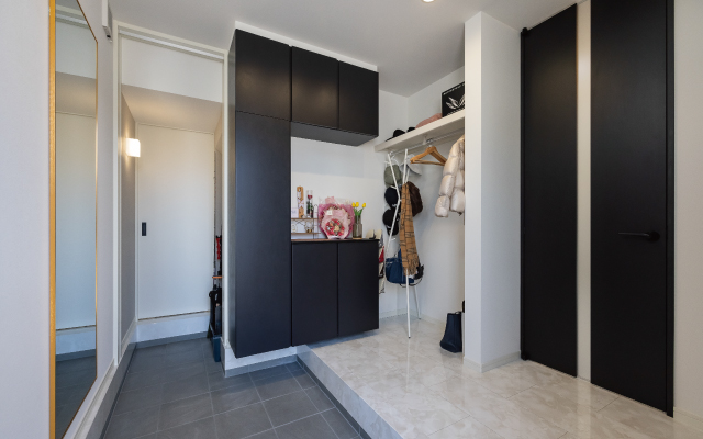 広々バルコニーでくつろぎのある暮らしの画像