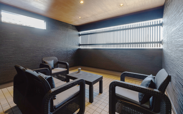 広々バルコニーでくつろぎのある暮らしの画像